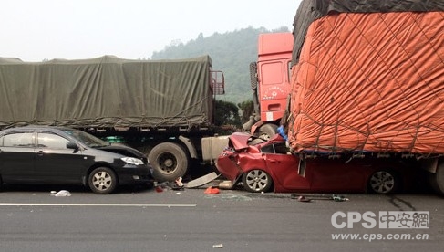 京珠高速车辆追事故现场